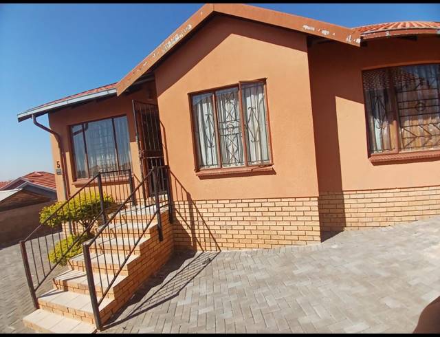 3 BEDROOM HOUSE FOR SALE IN TLHABANE WEST